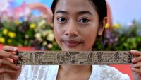 Peserta menunjukkan hasil karya gambar di atas daun lontar saat mengikuti lomba Ngripta Prasi.