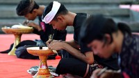 Peserta menggambar di atas daun lontar di Denpasar, Bali, Sabtu (17/2/2024).