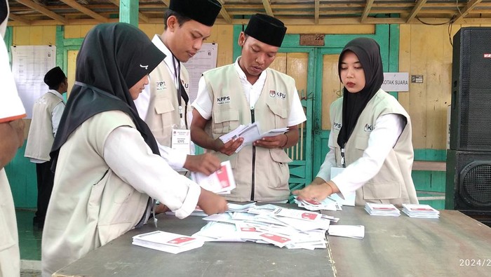 Anggota KPPS di Pucuk, Lamongan.