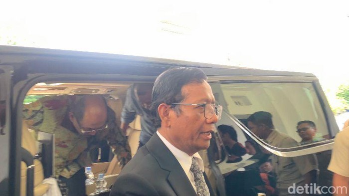 Anies dan Mahfud Md hadiri pengukuhan guru besar tetap FKUI (Mulia/detikcom)