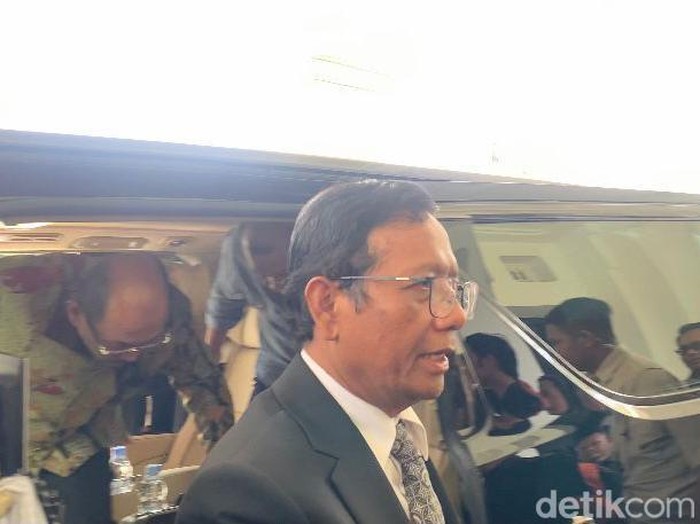 Anies dan Mahfud Md hadiri pengukuhan guru besar tetap FKUI (Mulia/detikcom)