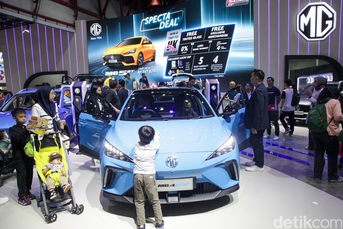 Indonesia International Motor Show (IIMS) 2024 menyedot antusiasme pengunjung. Event tahunan ini diserbu pengunjung saat akhir pekan.