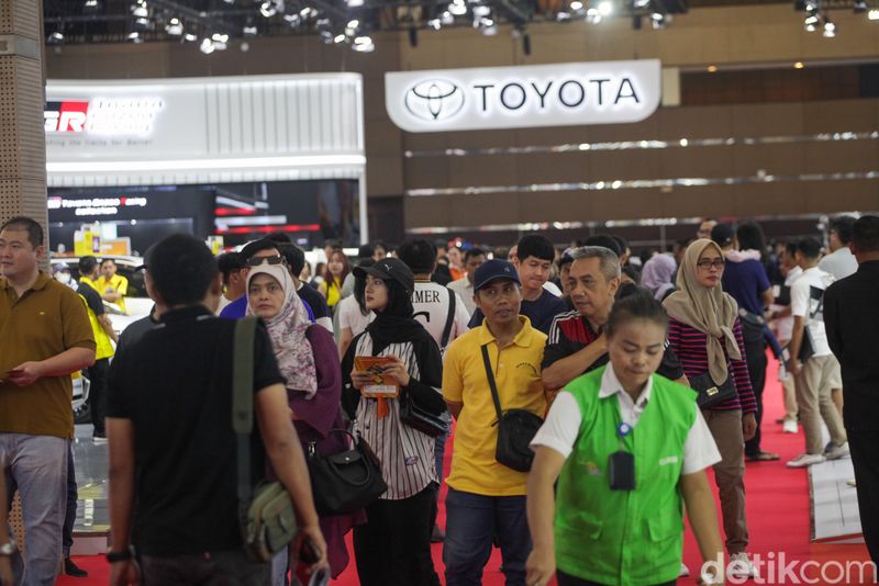Indonesia International Motor Show (IIMS) 2024 menyedot antusiasme pengunjung. Event tahunan ini diserbu pengunjung saat akhir pekan.