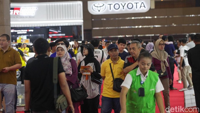 Indonesia International Motor Show (IIMS) 2024 menyedot antusiasme pengunjung. Event tahunan ini diserbu pengunjung saat akhir pekan.