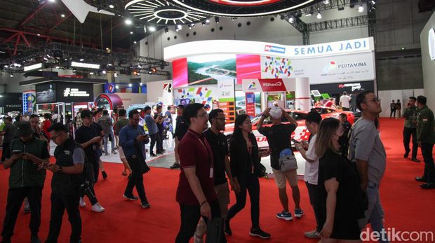 Indonesia International Motor Show (IIMS) 2024 menyedot antusiasme pengunjung. Event tahunan ini diserbu pengunjung saat akhir pekan.