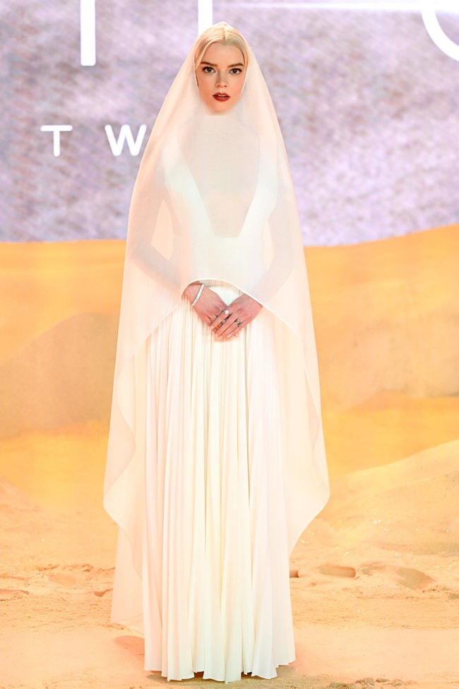 Bak malaikat, Anya Taylor-Joy menebar pesonanya dengan gaun putih Dior Haute Couture. Gaun tersebut dilengkapi fitur yang menyerupai kerudung panjang. (Foto: Samir Hussein/WireImage)