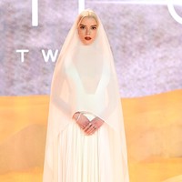 Bak malaikat, Anya Taylor-Joy menebar pesonanya dengan gaun putih Dior Haute Couture. Gaun tersebut dilengkapi fitur yang menyerupai kerudung panjang. (Foto: Samir Hussein/WireImage)