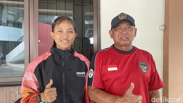 Atlet atletik DIY, Mutiara Oktarani dan pelatih saat ditemui di kantor KONI DIY, Sabtu (17/2/2024). Atlet atletik DIY, Mutiara Oktarani dan pelatih saat ditemui di kantor KONI DIY, Sabtu (17/2/2024).