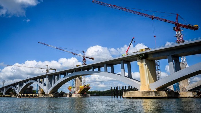 Bakal Kelar Agustus, Ini Penampakan Terkini Jembatan Penghubung IKN dan Balikpapan Foto udara suasana pembangunan jembatan duplikasi Pulau Balang bentang pendek penghubung Balikpapan dengan Ibu Kota Negara (IKN) Nusantara di Kabupaten Penajam Paser Utara, Kalimantan Timur, Sabtu (17/2/2024). Progres pembangunan jembatan duplikasi bentang pendek sepanjang 470 meter yang merupakan akses lanjutan dari bentang panjang tersebut sudah mencapai 71,02 persen per (8/2). ANTARA FOTO/ Rivan Awal Lingga/nz