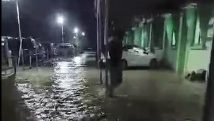 Banjir di kawasan Benowo, Surabaya.