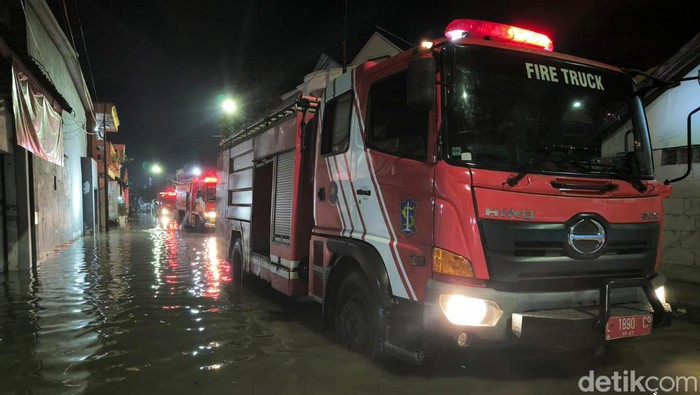Banjir melanda kawasan Surabaya Barat