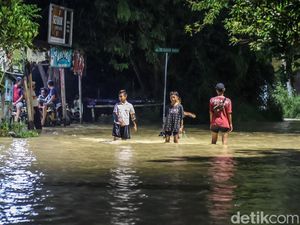 Potret Kawasan Surabaya Barat Dilanda Banjir