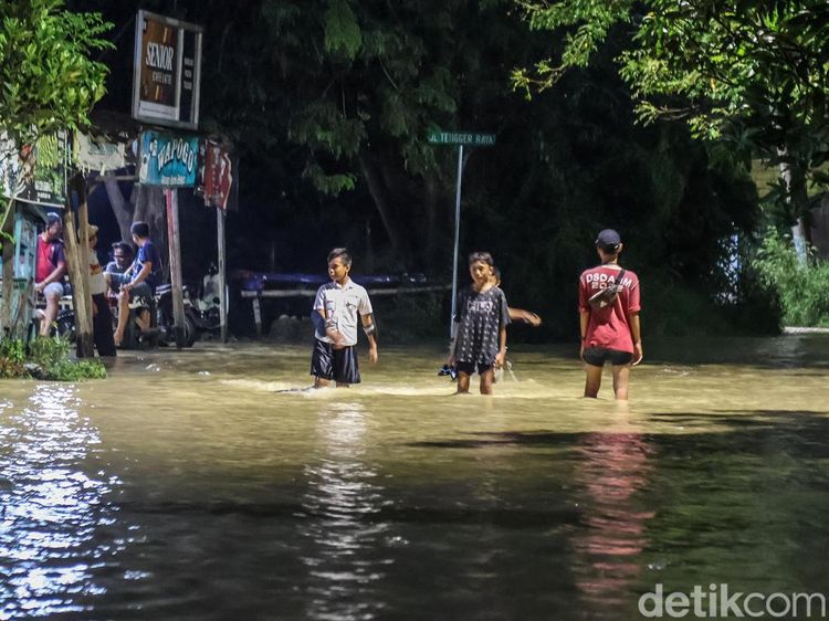 Potret Kawasan Surabaya Barat Dilanda Banjir