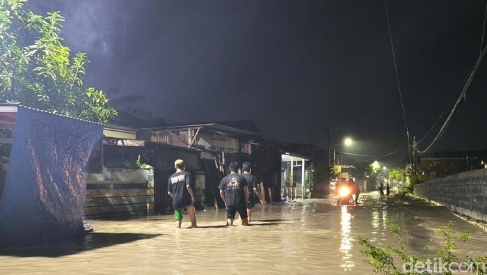 Banjir setinggi lutut orang dewasa di kawasan Beji, Pakal, Surabaya.