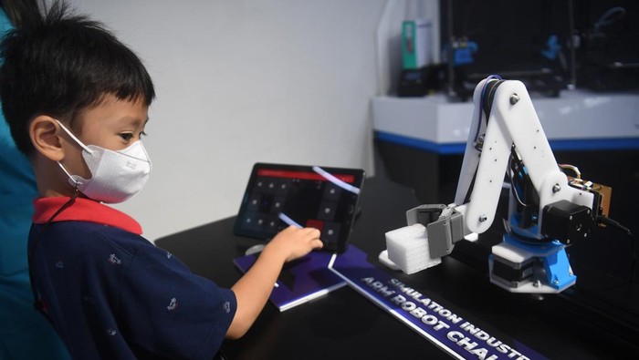 Seorang anak menggunakan wahana virtual reality saat mengunjungi pameran robotic di Robopark Indonesia, Pluit Village Mall, Jakarta, Sabtu (17/2/2024). Pameran beserta wahana edukasi bertema robot tersebut bertujuan untuk memperkenalkan anak kepada teknologi robotic dengan konsep belajar sekaligus bermain, ANTARA FOTO/Akbar Nugroho Gumay/Spt.