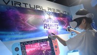 Seorang anak menggunakan wahana virtual reality saat mengunjungi pameran robotic di Robopark Indonesia.