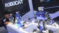 Petugas menyusun robot menari saat berlangsungnya pameran robotic di Robopark Indonesia, Pluit Village Mall, Jakarta, Sabtu (17/2/2024).