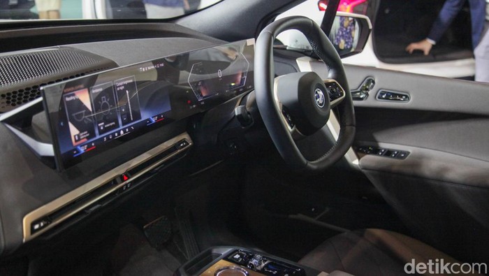 BMW Group Indonesia membawa 2 SUV listrik ke Indonesia International Motor Show (IIMS) sebagai penampilan perdananya ke hadapan publik, yakni iX1 dan varian baru iX yang lebih bertenaga.