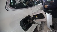 iX xDrive50 Sport dibekali motor listrik bertenaga 523 hp, sementara baterai 100 kWh yang digendong bisa membuatnya dikendarai sejauh 630 kilometer.