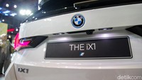 Harga iX xDrive50 Sport yaitu Rp2,627 miliar off the road.