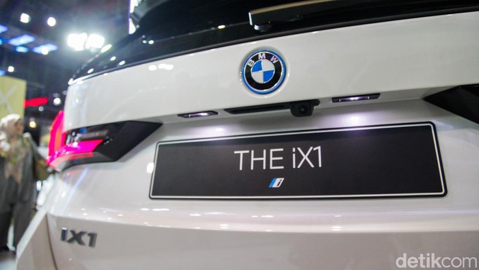 BMW Group Indonesia membawa 2 SUV listrik ke Indonesia International Motor Show (IIMS) sebagai penampilan perdananya ke hadapan publik, yakni iX1 dan varian baru iX yang lebih bertenaga.