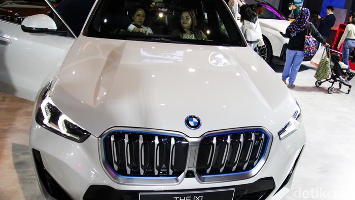BMW Group Indonesia membawa 2 SUV listrik ke Indonesia International Motor Show (IIMS) sebagai penampilan perdananya ke hadapan publik, yakni iX1 dan varian baru iX yang lebih bertenaga.
