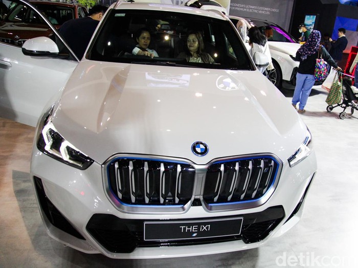 BMW Group Indonesia membawa 2 SUV listrik ke Indonesia International Motor Show (IIMS) sebagai penampilan perdananya ke hadapan publik, yakni iX1 dan varian baru iX yang lebih bertenaga.