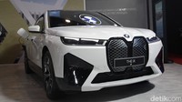 iX1 merupakan SUV listrik paling kecil BMW, varian yang mejeng eDrive20 M Sport. Mobil ini dibekali motor listrik bertenaga 204 hp dan 250 Nm, sedangkan jarak tempuhnya 474 kilometer mengandalkan baterai 64,78 kWh.