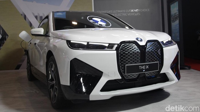 BMW Boyong 2 SUV Listrik di IIMS 2024 BMW Group Indonesia membawa 2 SUV listrik ke Indonesia International Motor Show (IIMS) sebagai penampilan perdananya ke hadapan publik, yakni iX1 dan varian baru iX yang lebih bertenaga.