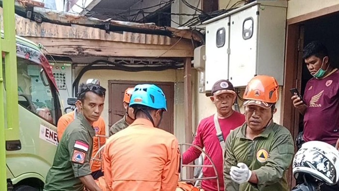 BPBD Parepare mengevakuasi jenazah pria yang tewas di hotel. Dokumen Istimewa