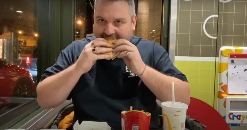 pria nekat makan burger mcdonald's yang dikubur 1 tahun