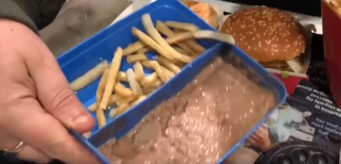 pria nekat makan burger mcdonalds yang dikubur 1 tahun