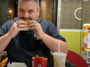 Nekat! Pria Ini Santap Burger McD yang Sudah Dikubur 1 Tahun