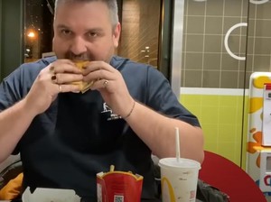 Reaksi YouTuber Usai Makan Burger Busuk yang Dikubur 1 Tahun