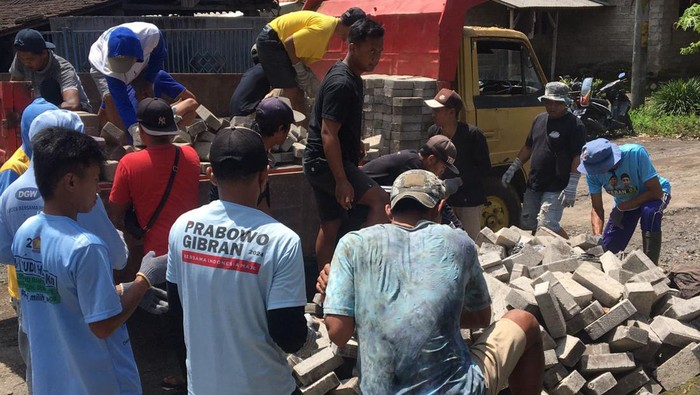 Caleg NasDem Banyuwangi tarik bantuan paving