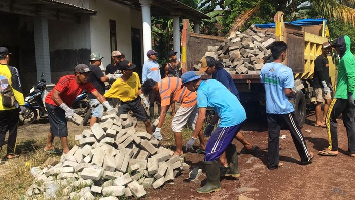 Caleg NasDem Banyuwangi tarik bantuan paving