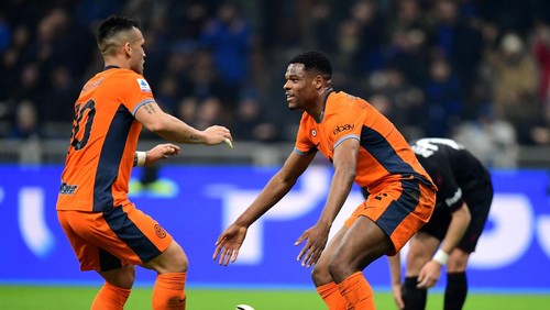 Soccer Football - Serie A - Inter Milan v Salernitana - San Siro, Milan, Italy - February 16, 2024 Inter Milans Denzel Dumfries celebrates scoring their third goal with Lautaro Martinez as Salernitanas Guillermo Ochoa reacts REUTERS/Daniele Mascolo