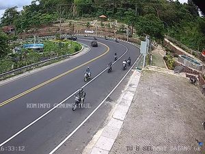 Libur Akhir Pekan, Lalin Jalan Wonosari Patuk Ramai