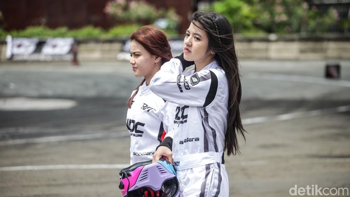Indonesia Drift Series 2024 menghadirkan sejumlah drifter cantik. Mereka saling bertanding memperebutkan poin.