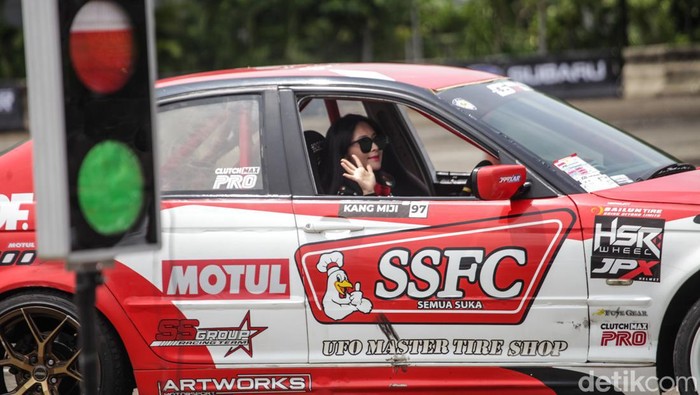 Indonesia Drift Series 2024 menghadirkan sejumlah drifter cantik. Mereka saling bertanding memperebutkan poin.