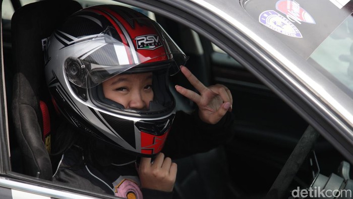 Indonesia Drift Series 2024 menghadirkan sejumlah drifter cantik. Mereka saling bertanding memperebutkan poin.