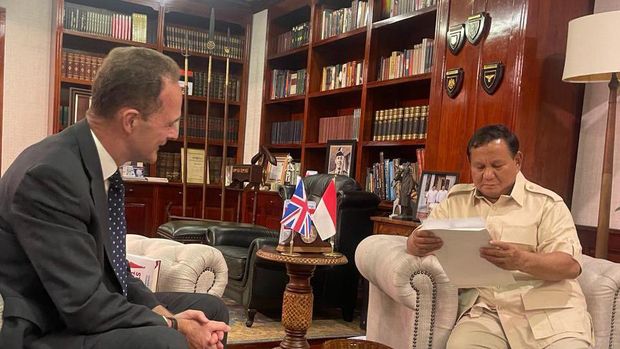 Duta Besar (Dubes) Inggris untuk RI Dominic Jermey memberikan surat ucapan dari Rishi Sunak kepada Prabowo (dok istimewa)