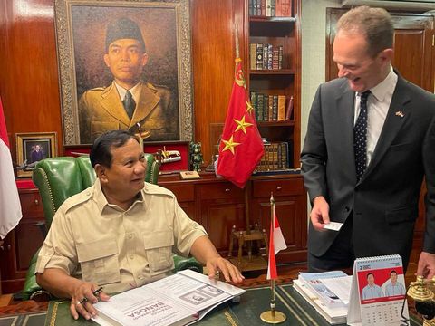 Duta Besar (Dubes) Inggris untuk RI Dominic Jermey memberikan surat ucapan dari Rishi Sunak kepada Prabowo (dok istimewa)