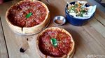 Mantap! Ada Pizza Chicago yang Kejunya Mulur Gurih