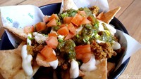 Makanan pembuka ini berusaha mengawinkan cita rasa khas Indonesia dengan Mexico. Nachosnya yang renyah dan gurih dipadukan dengan cincangan dgaing rendang berempah dengan saus pesto yang pedas menggelitik. Foto: detikcom