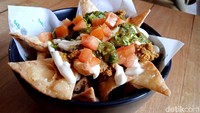 Setibanya detikfood di Gael (13/2) kami mulai memesan menu pembukanya. Pilihan kami jatuh kepada Rendang Nachos. Foto: detikcom
