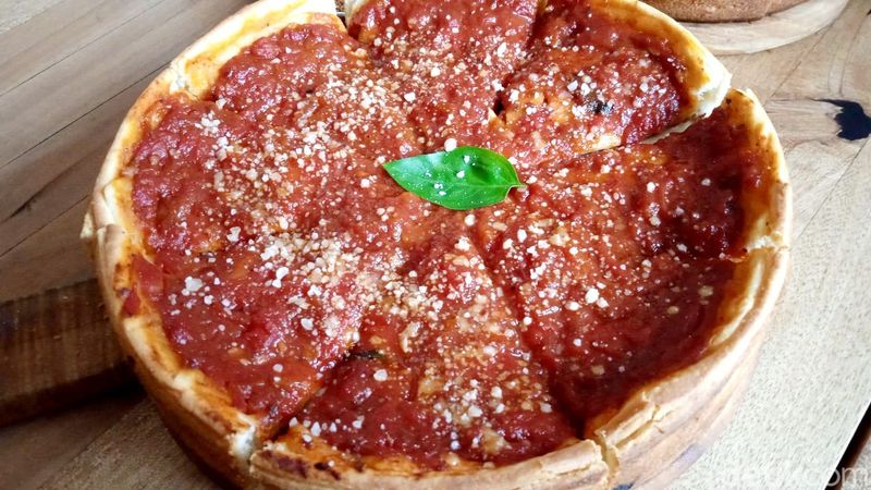 Nyamm! Chicago Pizza dengan Isian Keju Mulur Ini Ada di Cikajang