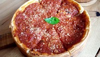 Selanjutnya ada deep dish pizza. Menu pizza yang satu ini begitu populer di Chicago yang berasal dari pengembangan pizza asal Italia. Foto: detikcom