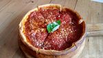 Mantap! Ada Pizza Chicago yang Kejunya Mulur Gurih
