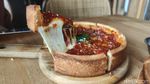Mantap! Ada Pizza Chicago yang Kejunya Mulur Gurih